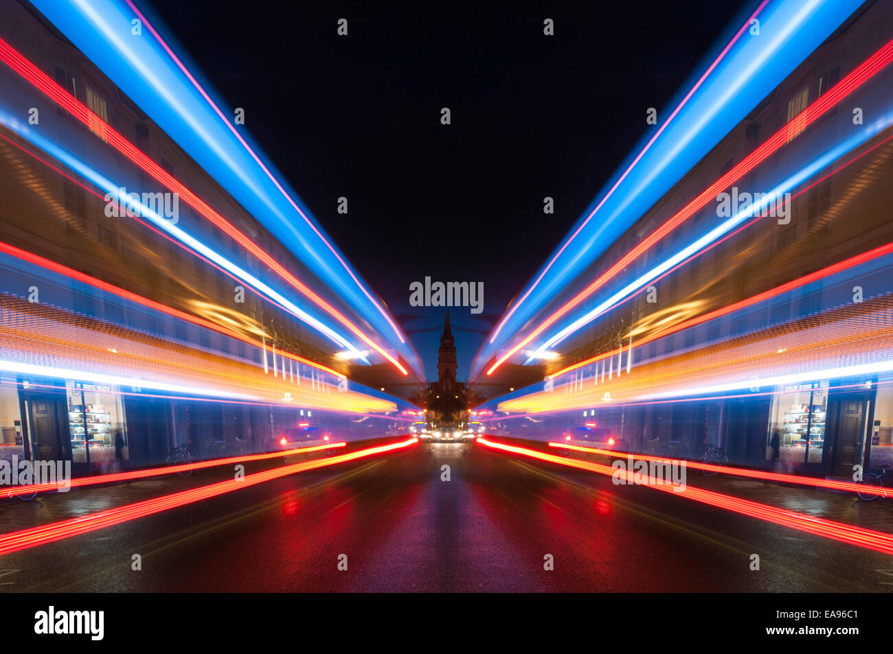 Symmetrische Lichtstreifen entlang der Oxford High Street in der Nacht Stockfoto