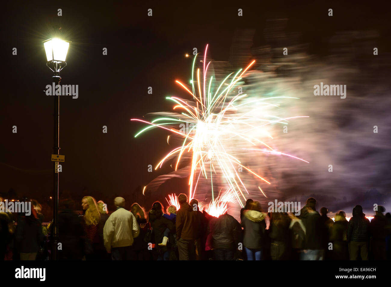 Menschenmassen genießen eine 5. November Feuerwerk im Stadtzentrum von Chester UK Stockfoto