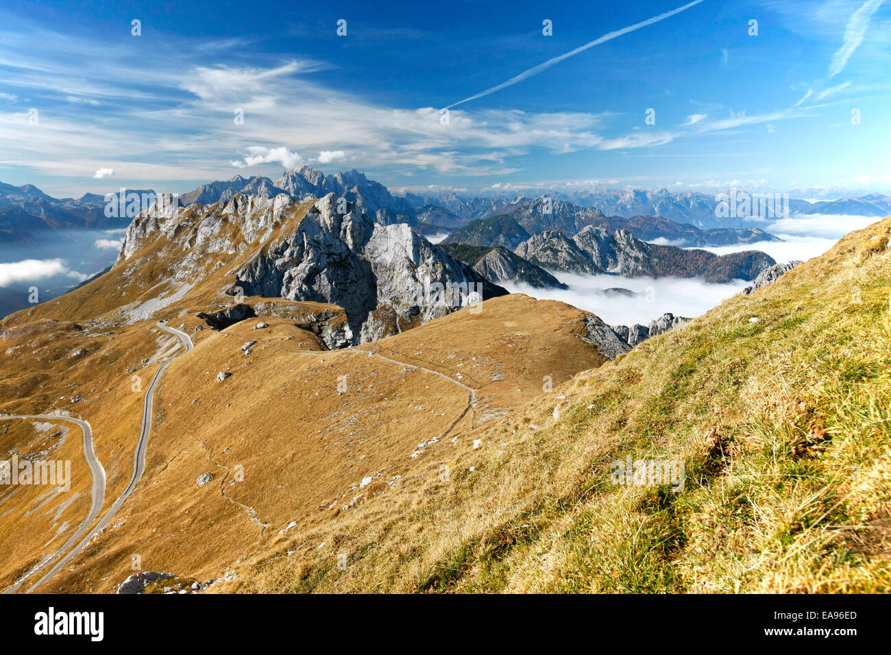 Gebirge in Slowenien. Julischen Alpen und Italien im Hintergrund. Stockfoto