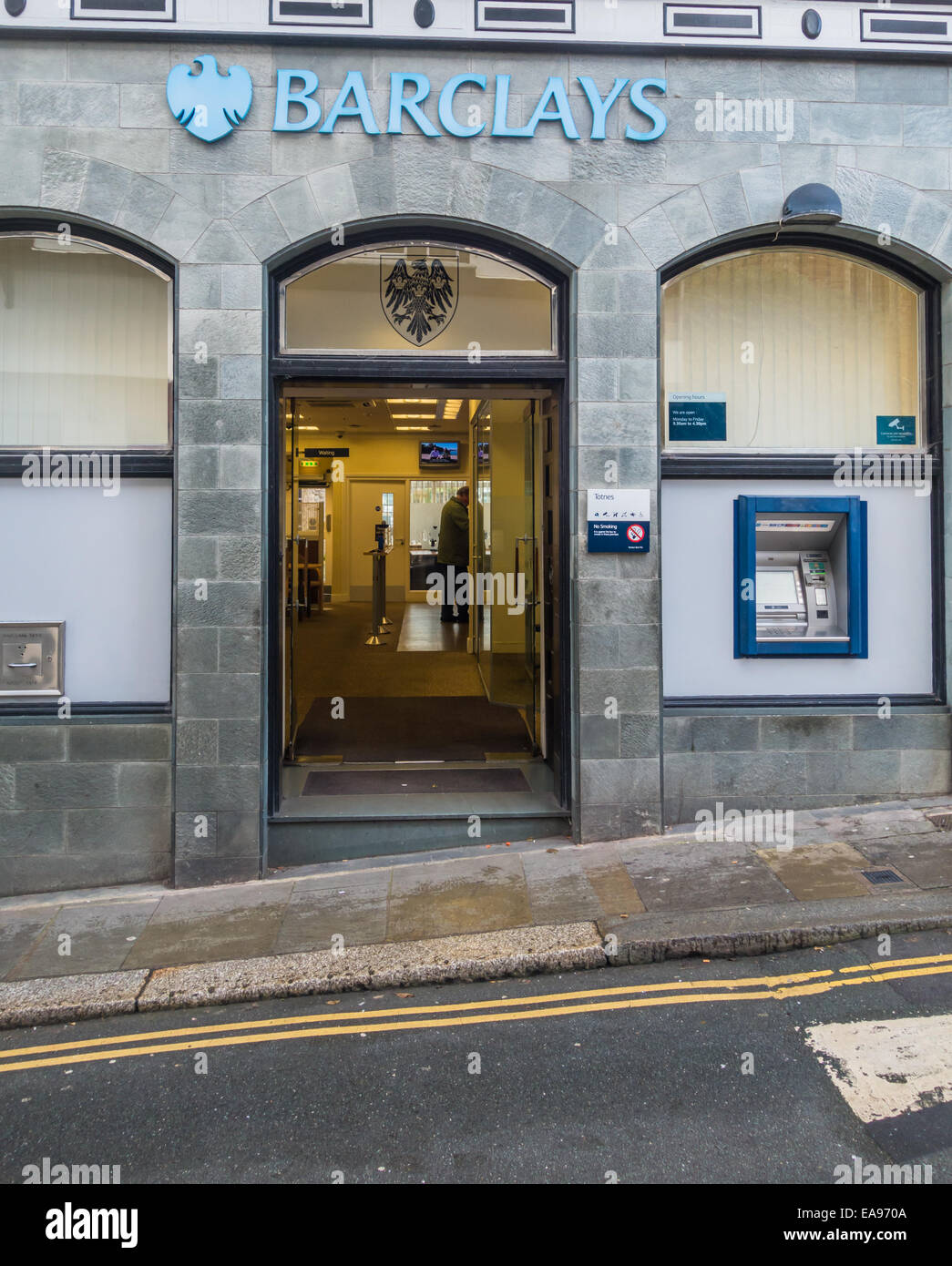 Barclays bank Zeichen und Eingang auf der Totnes High Street. Stockfoto