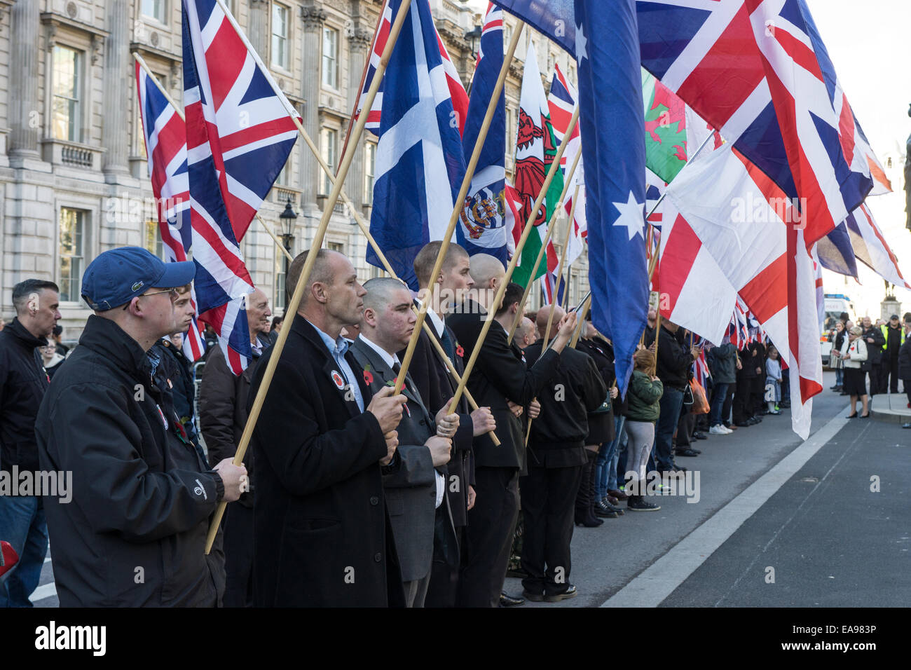 London, UK. 9. November 2014. Erinnerung Sonntag Gedenkfeiern.   London-2014.  Nationale Front Demonstranten auf Whitehall Stockfoto