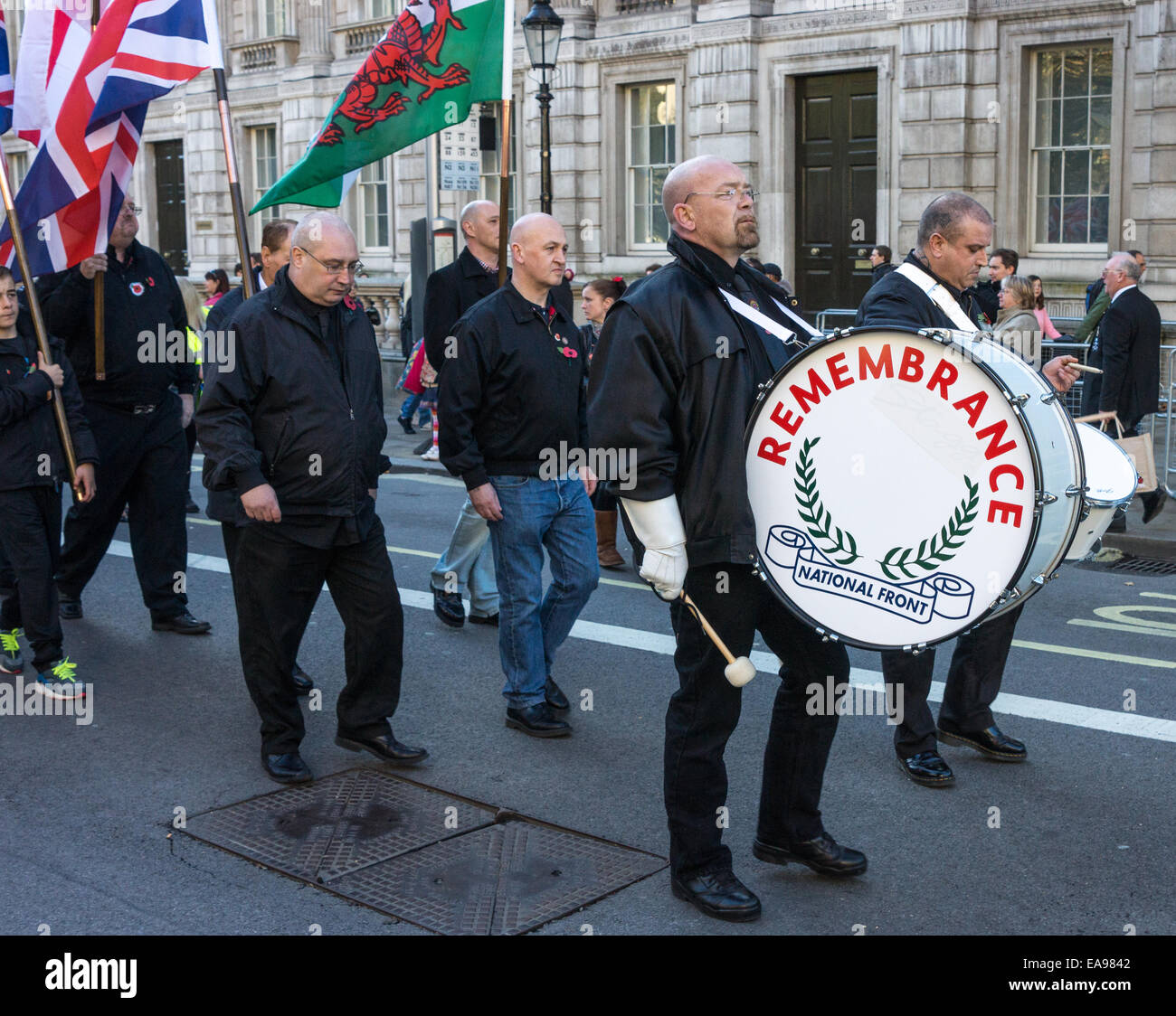 London, UK. 9. November 2014. Erinnerung Sonntag Gedenkfeiern.   London-2014.  Nationale Front Demonstranten auf Whitehall Stockfoto