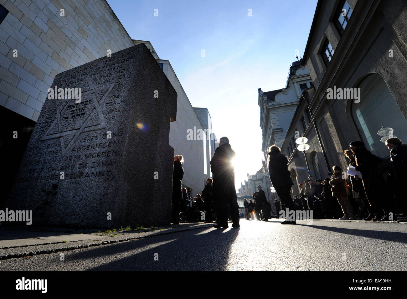 München, Deutschland. 9. November 2014. Besucher folgen die Lesung der Namen der Münchner jüdischen Glaubens auf einen Gedenkstein an der Hauptsynagoge in München, 9. November 2014. Die Lesung fand statt zum Gedenken an die Pogromes von November 1938 in Deutschland. Foto: Tobias Hase/Dpa/Alamy Live News Stockfoto