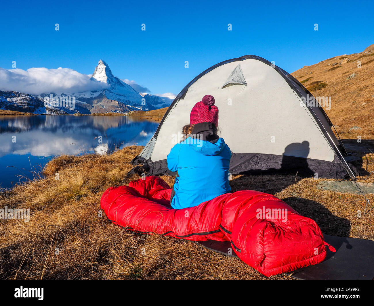 Zelt in der Nähe von Matterhorn am frühen Morgen mit Relfection in  StelliSee, Zermatt, Schweiz Stockfotografie - Alamy