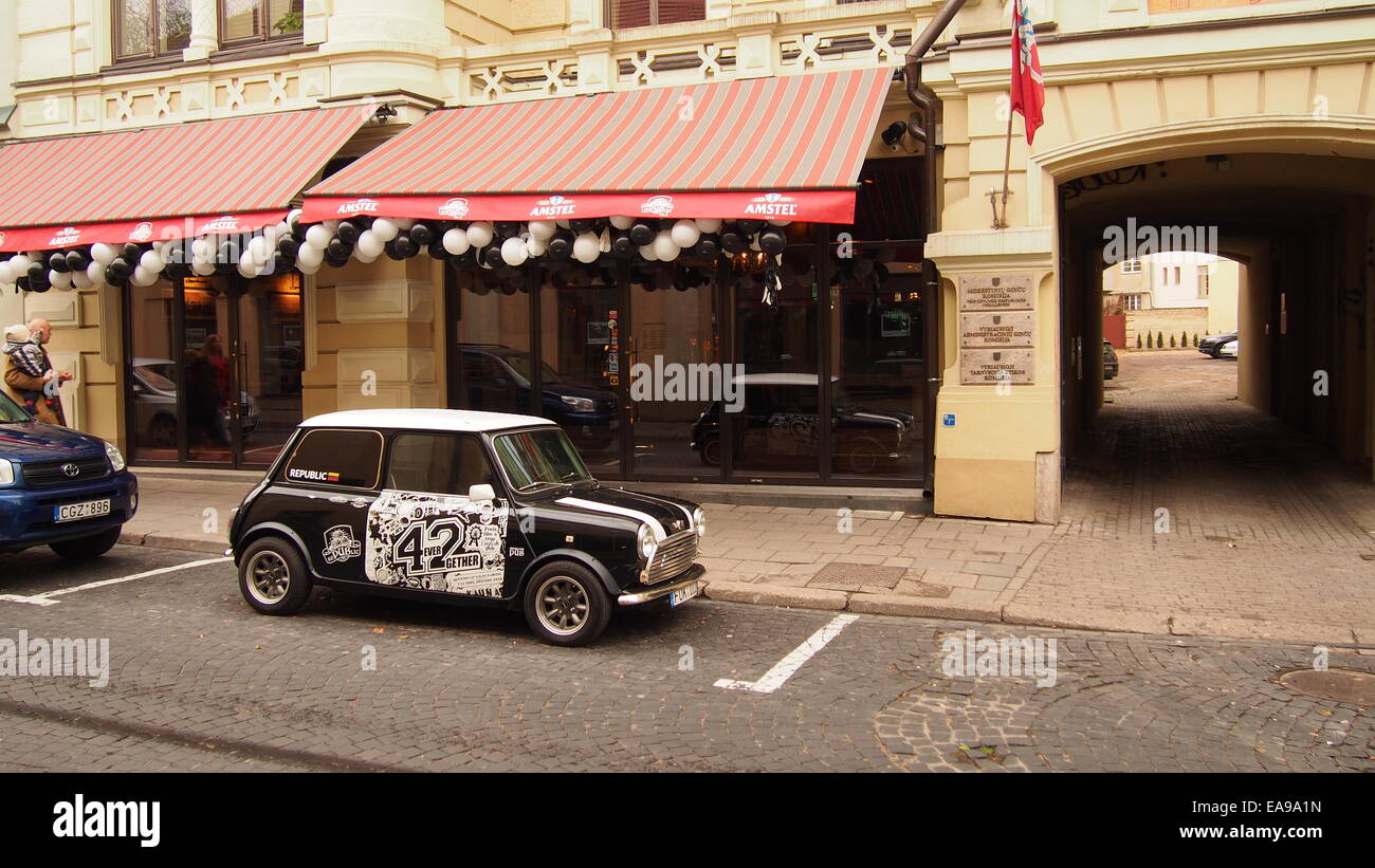Vilniaus Str., Vilnius, Litauen. Mini-Auto in der Nähe von Pub. Stockfoto