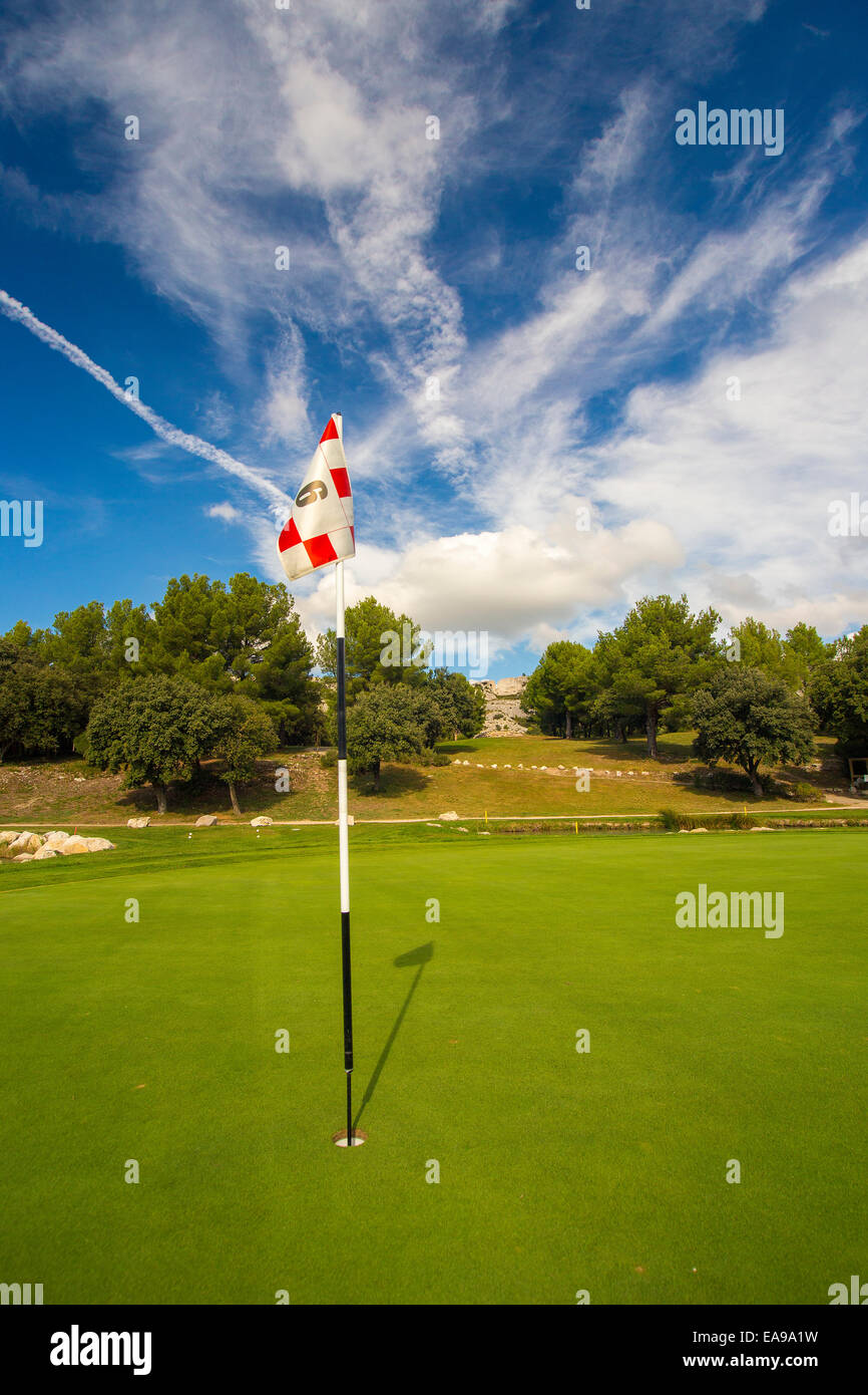 Golf-Fahne mit erstaunlichen Himmel Stockfoto