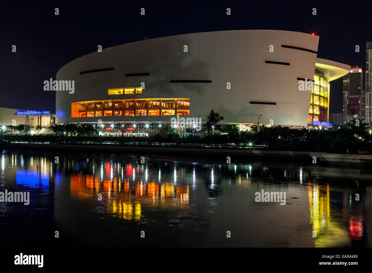 Nacht Zeitansicht über Wasser der Fenster auf der Nordseite von der American Airlines Arena auf Biscayne Blvd. in Miami, Florida, USA. Stockfoto