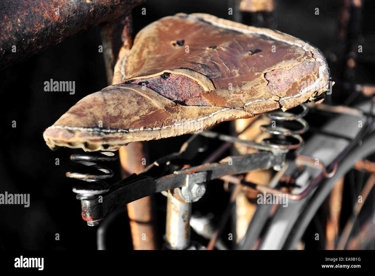 Detail mit zerrissenen braunen Leder Fahrradsattel Stockfoto