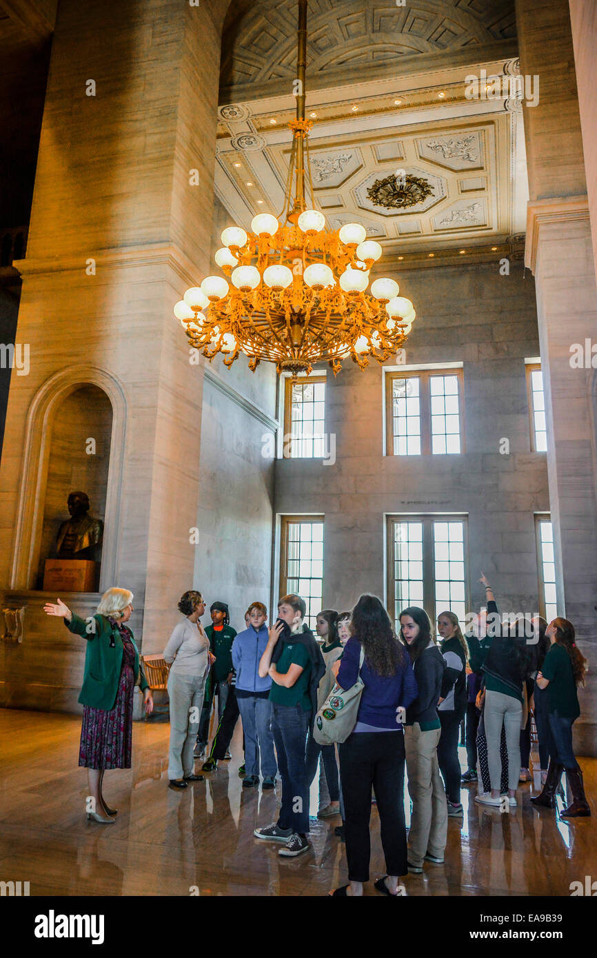 Eine Exkursion der Schülerinnen und Schüler mit Guide entdecken Sie das Innere des Tennessee State Capitol, Nashville, TN Stockfoto