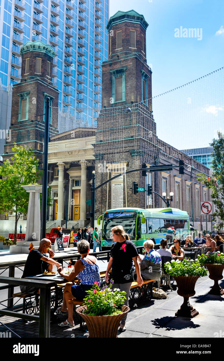 Touristen genießen ein außen Café Mittagessen im trendigen lokal vor der Innenstadt Presbyterian Church in Nashville, TN Stockfoto