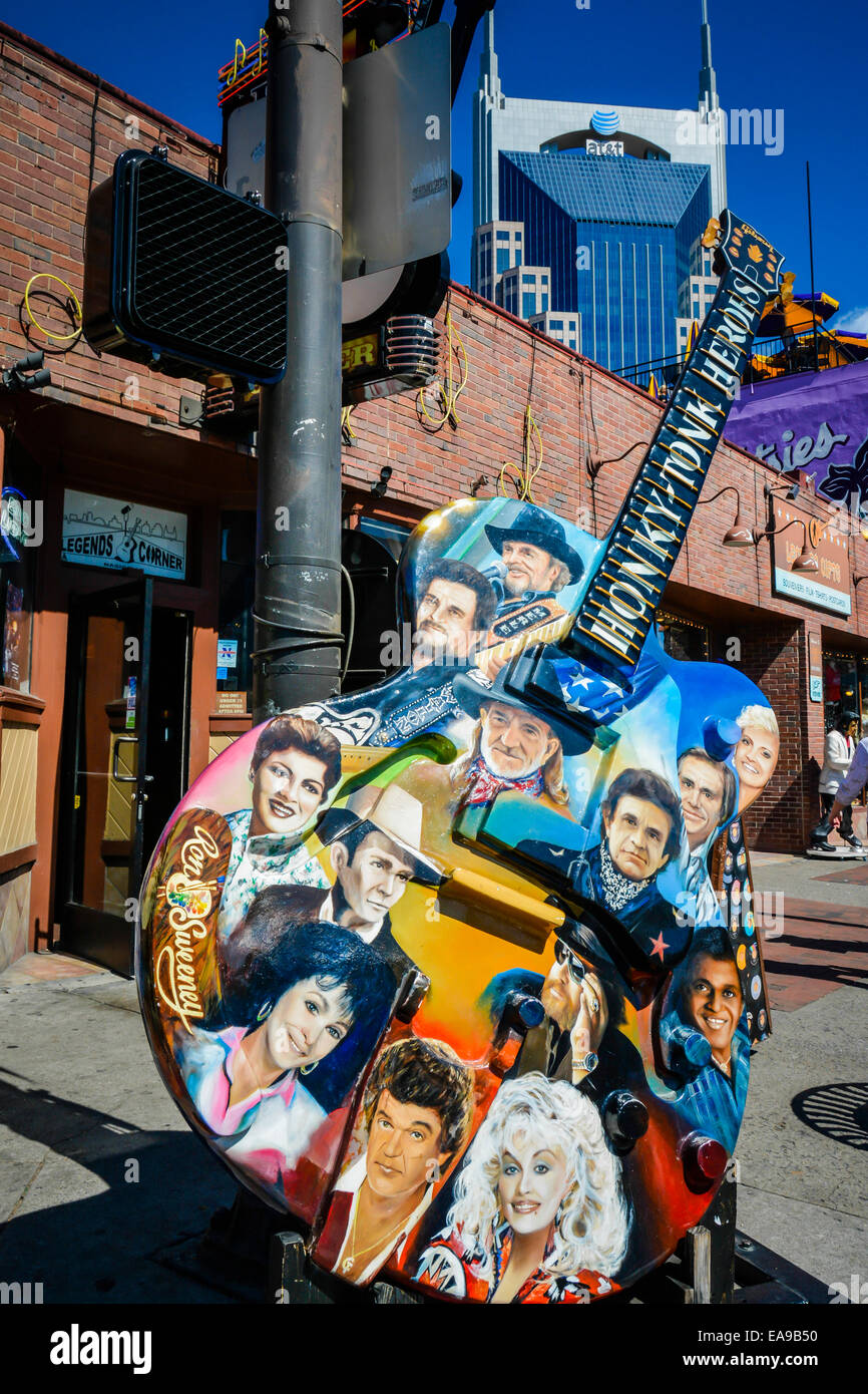 Street-Art Gitarre gemalt mit berühmten Honky Tonk und Country Music Stars auf renommierten Lower Broadway in der Innenstadt von Nashville, TN Stockfoto