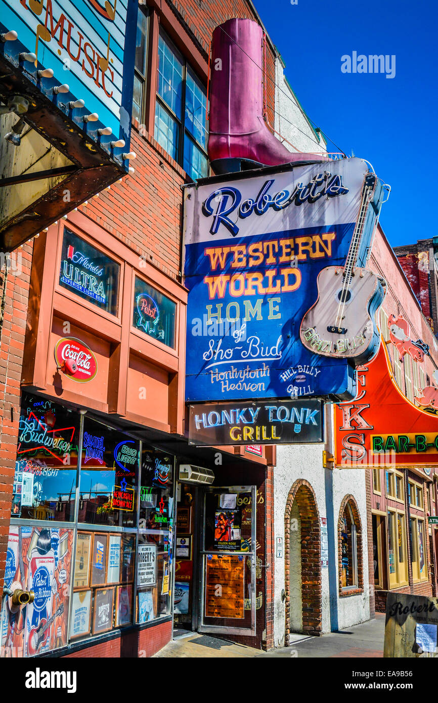 Roberts Western Wear Store am Lower Broadway, Innenstadt von Nashville, TN mit Honky Tonk Bars ist ein renommierter Unterhaltungsviertel Stockfoto