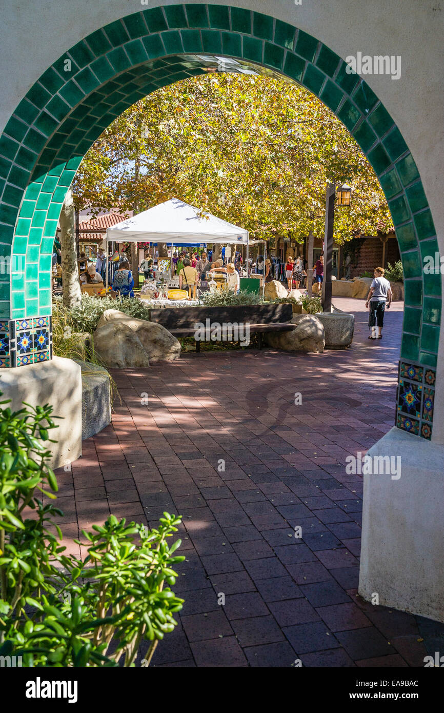 Die Kaufleute von Ojai, Kalifornien halten ihre jährliche im freien Hof verkaufen als durch eine Mission Revival Stil Bogen angesehen. Stockfoto