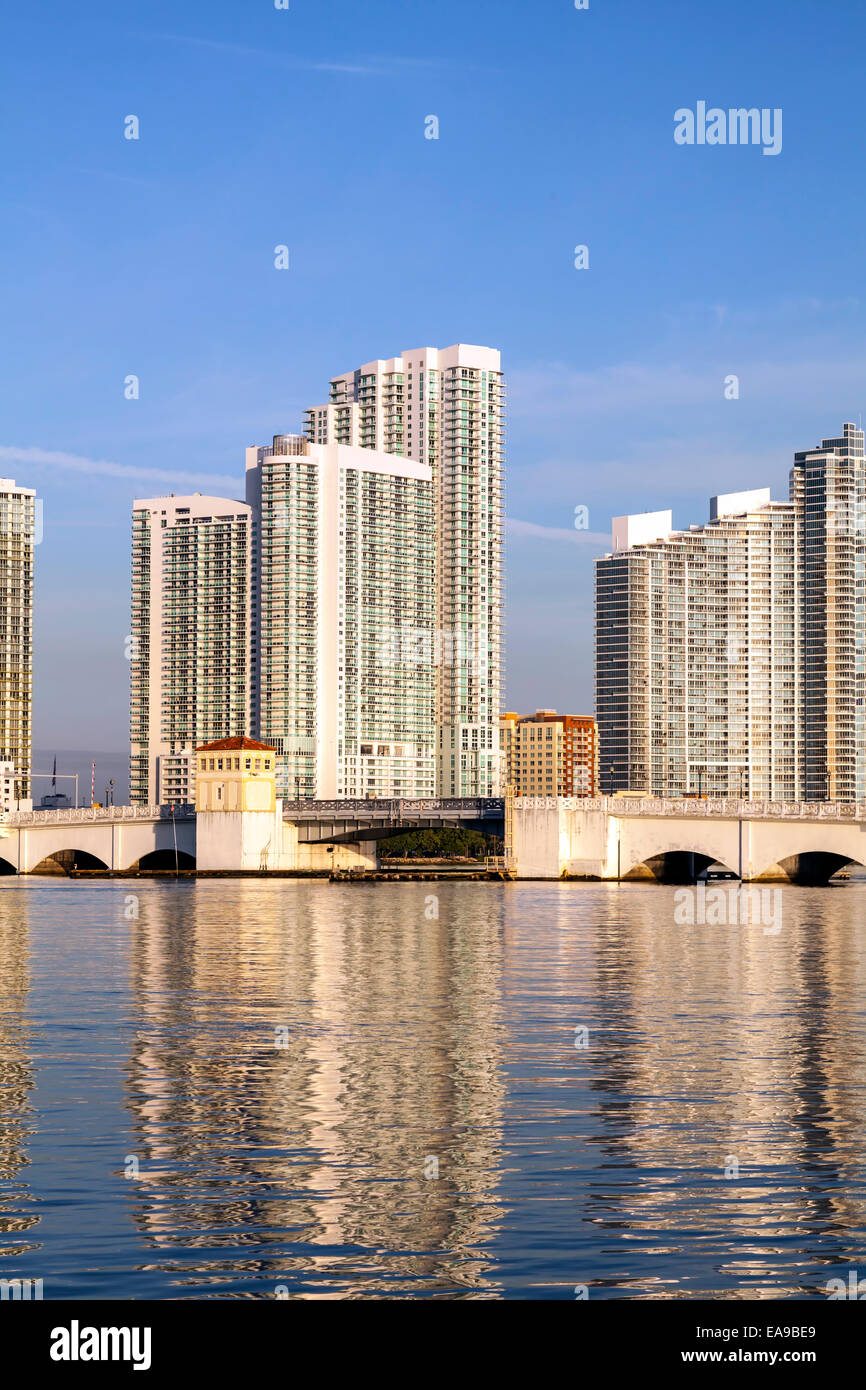 Die historischen venezianischen Causeway Klappbrücke wölbt sich seinen Weg über Biscayne Bucht mit der Skyline von Miami über Florida, USA. Stockfoto