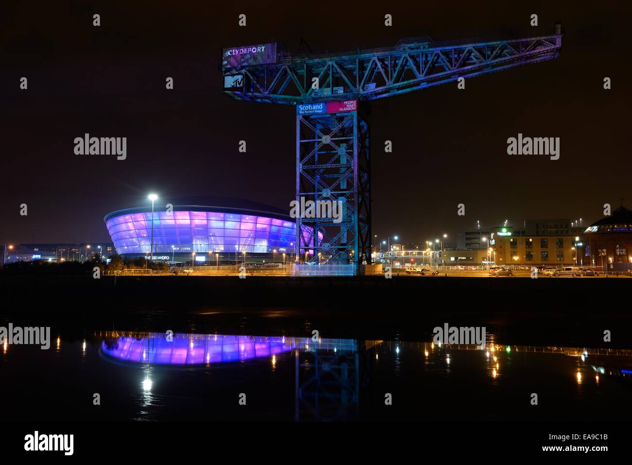 Glasgow, Schottland. 9. November 2014. Glasgow leuchtet die Finnieston Crane, der MTV European Music Awards in der SSE Hydro zu feiern. Stockfoto