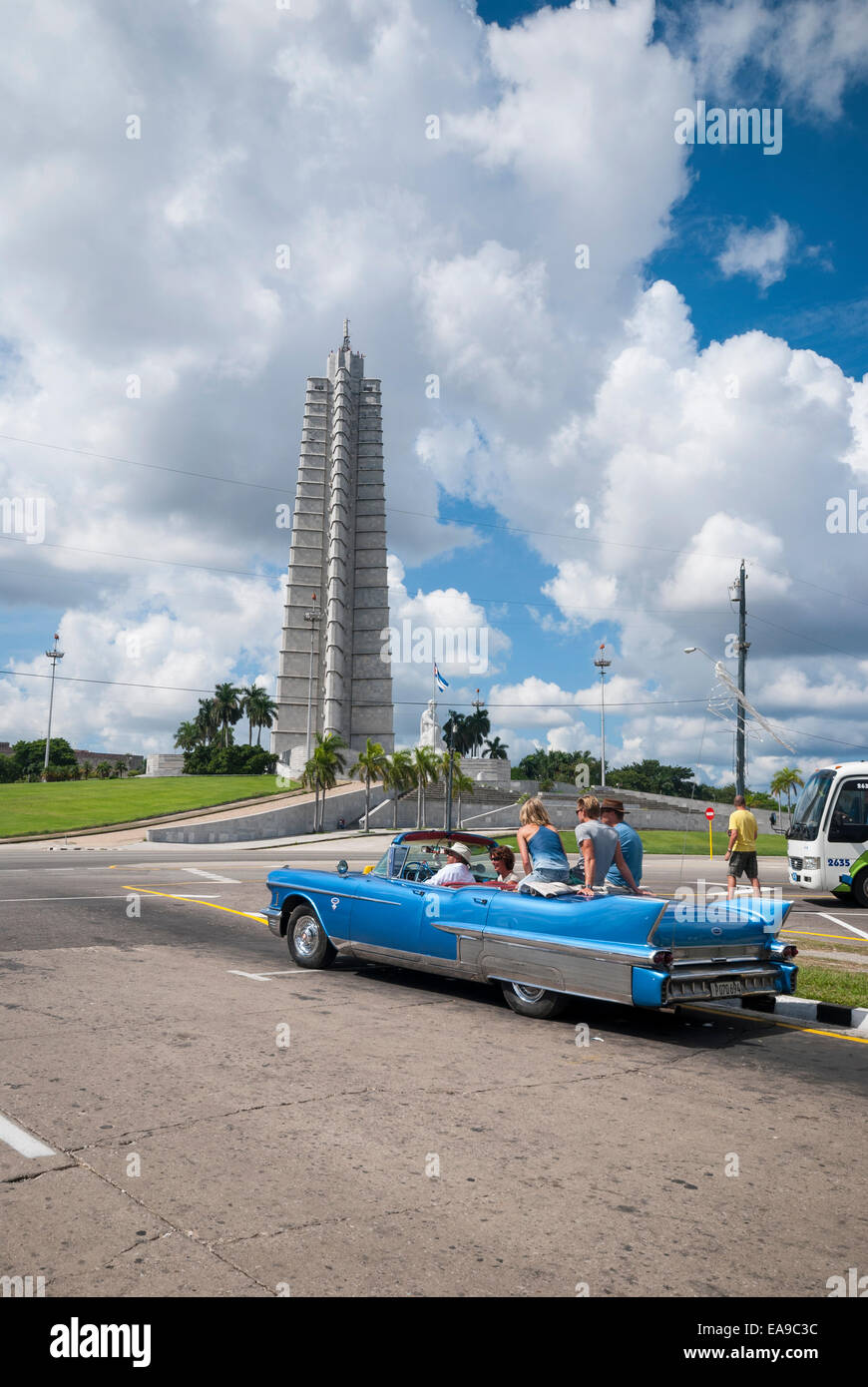 Touristen sitzen auf der Rückseite des Jahrgangs 1958 Cadillac Fleetwood Cabrio am Platz der Revolution in Havanna Kuba Stockfoto