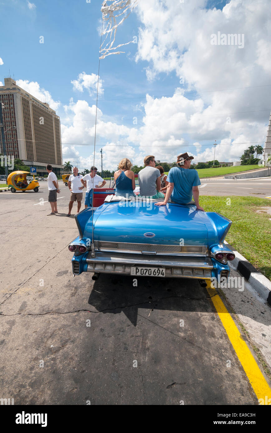 Touristen sitzen auf der Rückseite des Jahrgangs 1958 Cadillac Fleetwood Cabrio am Platz der Revolution in Havanna Kuba Stockfoto