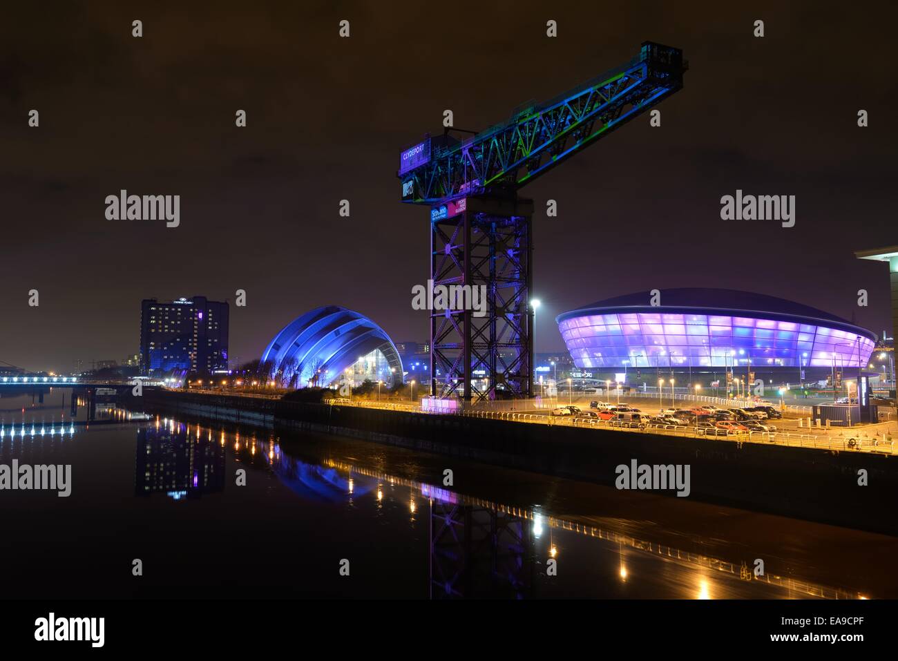 Glasgow, Schottland. 9. November 2014. Glasgow leuchtet die Finnieston Crane, der MTV European Music Awards in der SSE Hydro zu feiern. Stockfoto