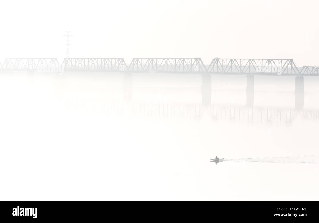 Bahnbrücke im Nebel Stockfoto