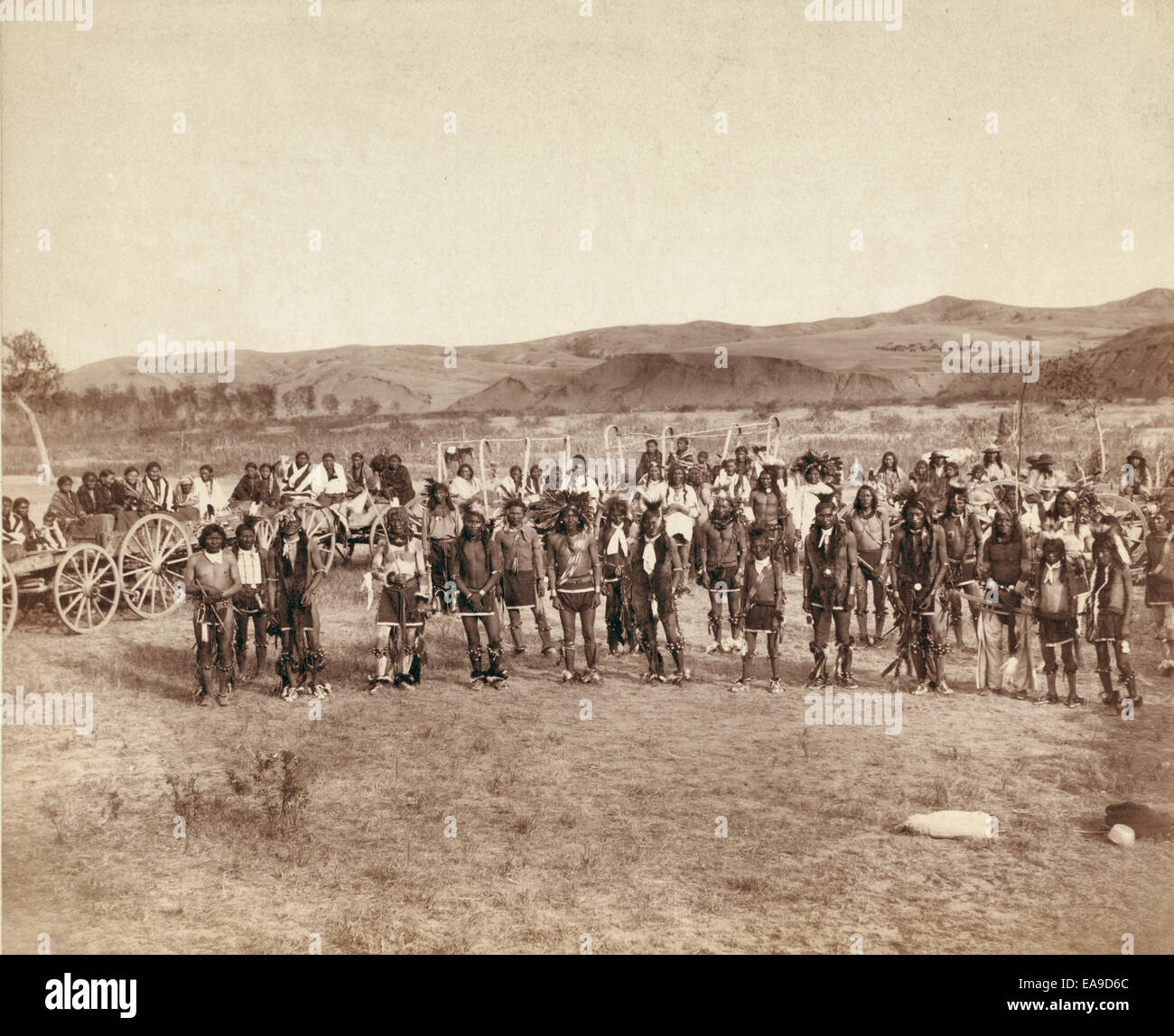 Bestandteil der US-Kavallerie und 3d Infanterie an der großen indischen Grass Dance auf Reservierung - Gruppenbild von Big Foot (weißen) Band bei einem Rasen-Tanz auf dem Cheyenne River, South Dakota - auf oder in der Nähe von Cheyenne River Indian Reservation. Stockfoto