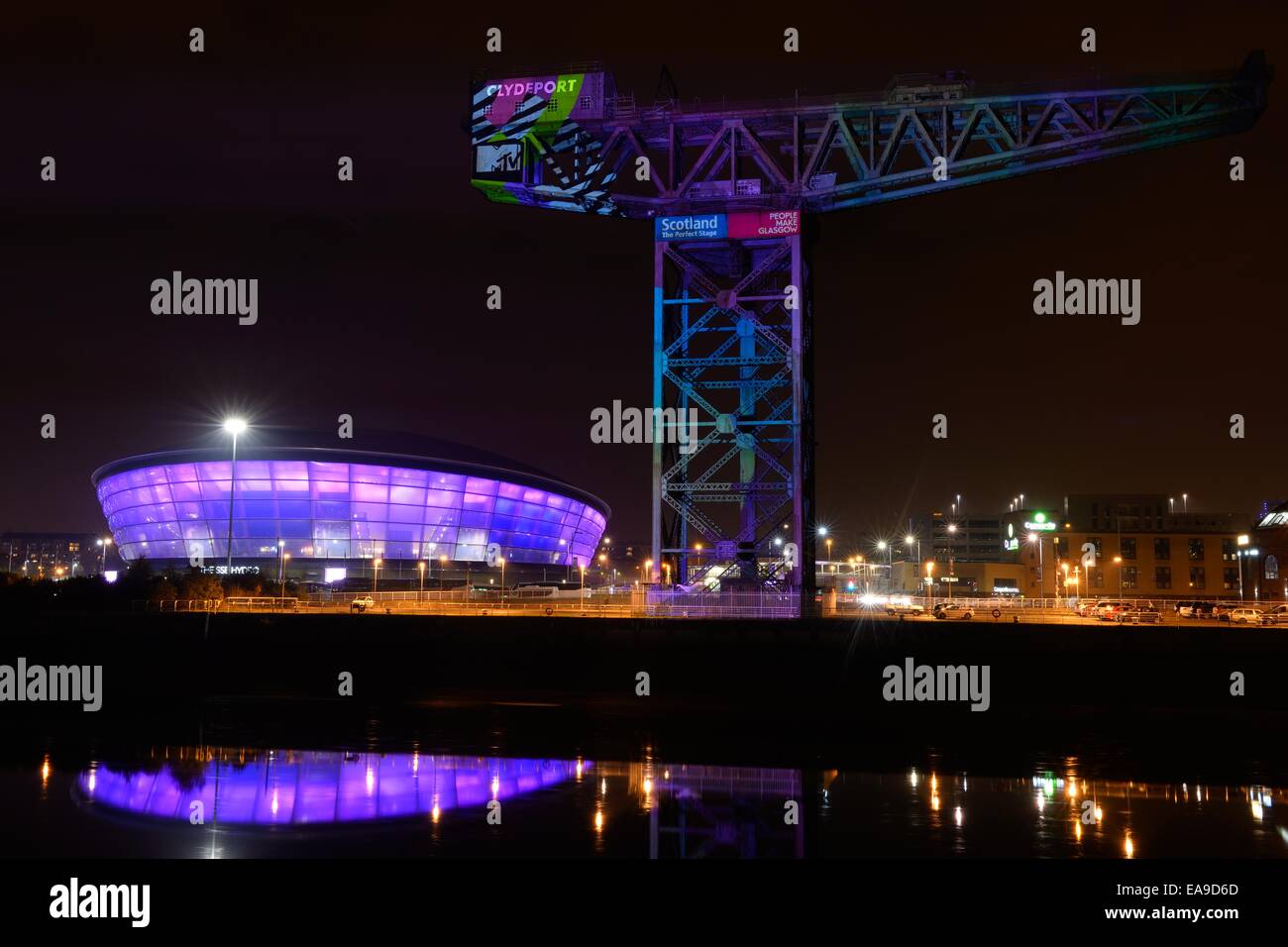 Glasgow, Schottland. 9. November 2014. Glasgow leuchtet die Finnieston Crane, der MTV European Music Awards in der SSE Hydro zu feiern. Stockfoto