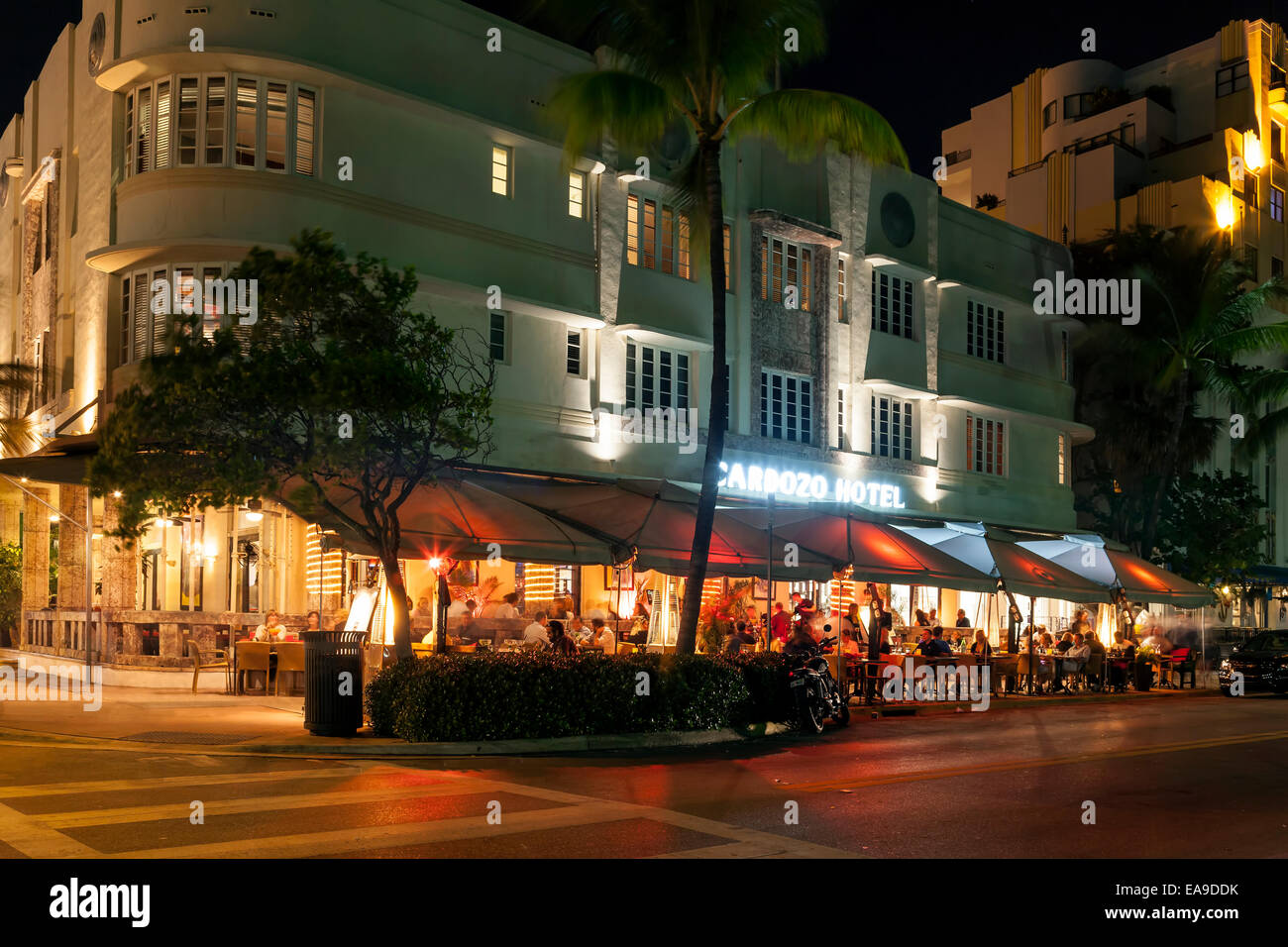 Die beleuchteten Art-Deco-Fassade des Cardozo Hotel und Bürgersteig Restaurants entlang Deco Drive in Miami South Beach, Florida USA. Stockfoto