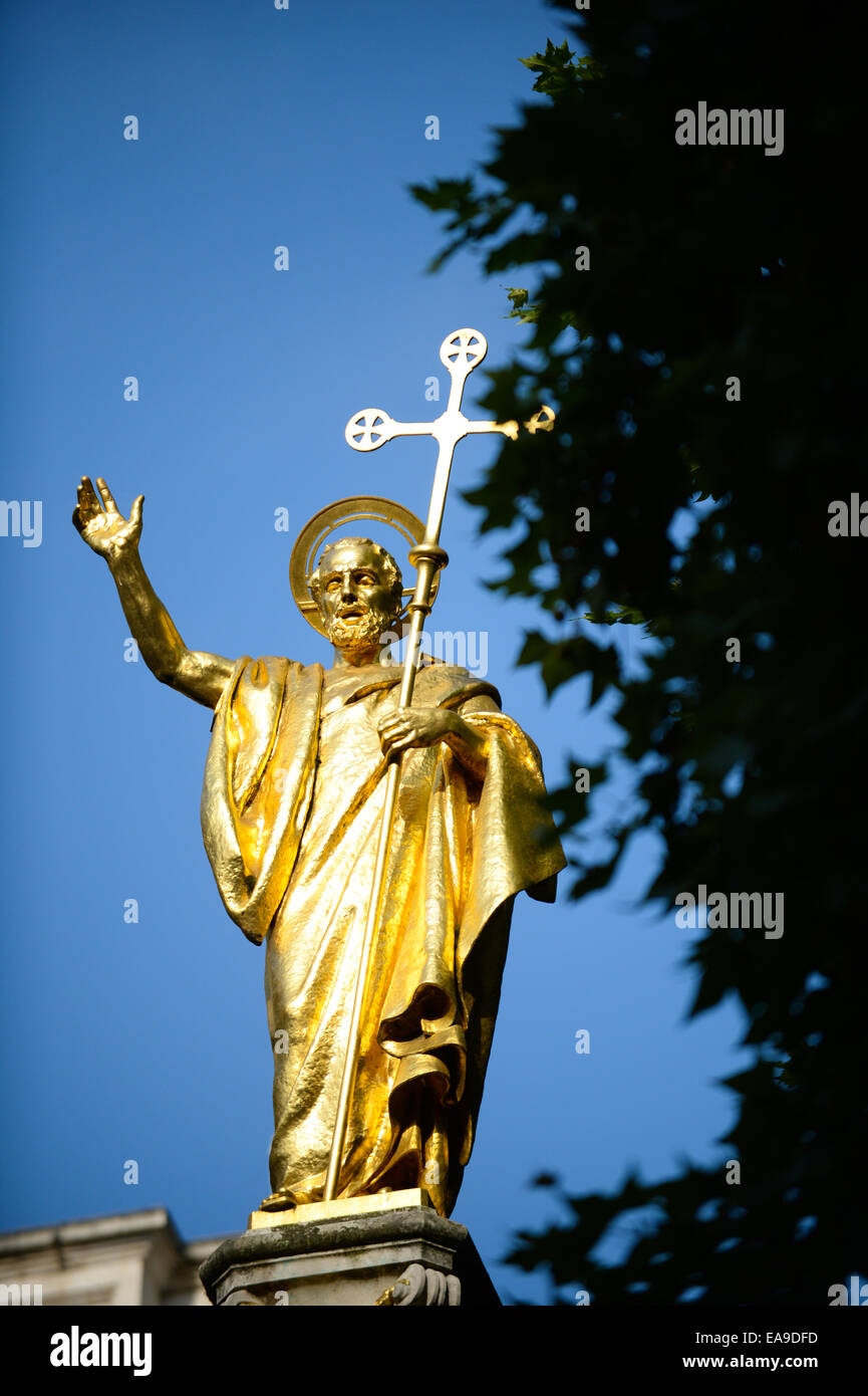 Statue des Heiligen Paulus, außerhalb St. Pauls Cathedral Stockfoto