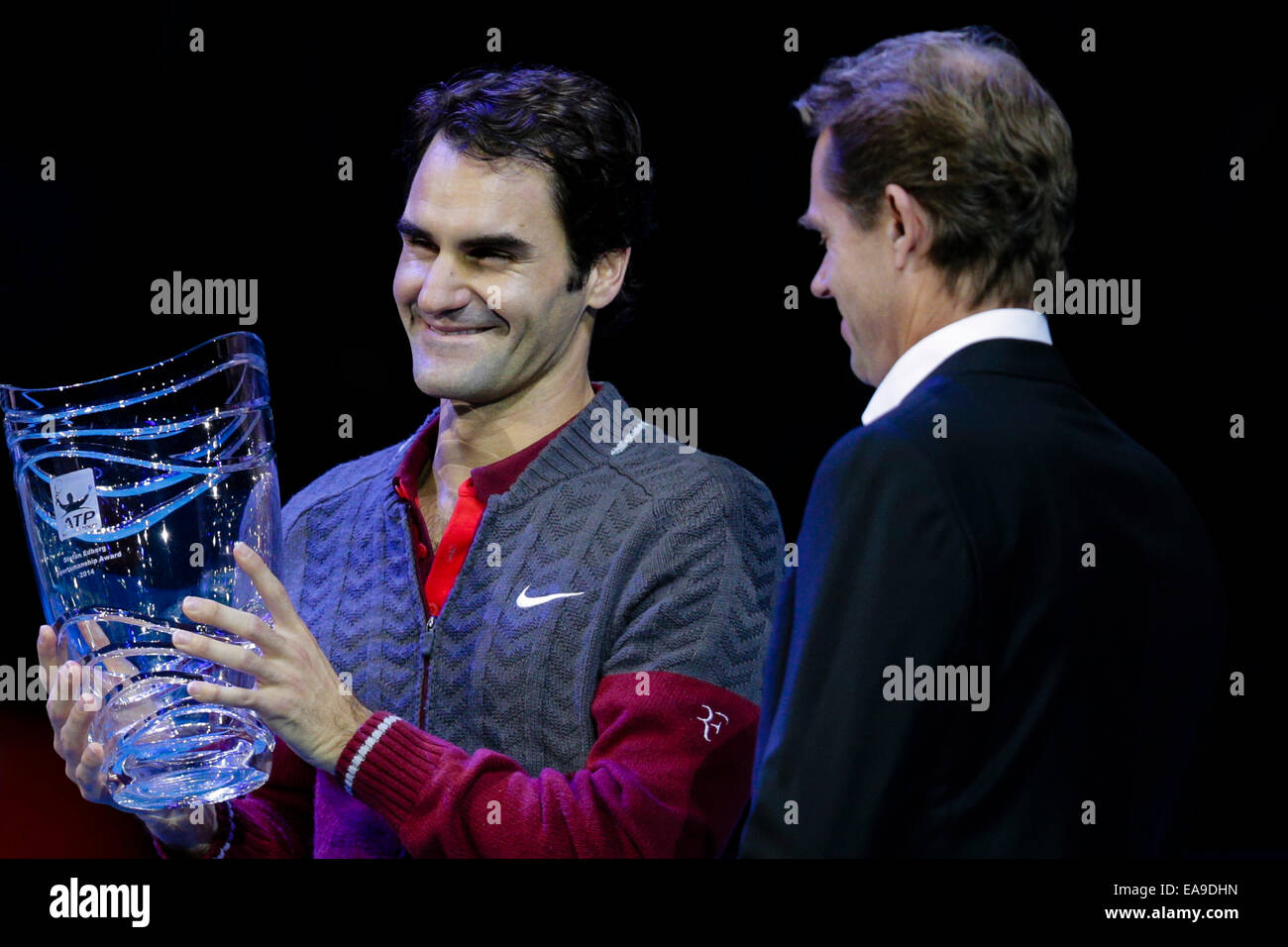 London, UK. 9. November 2014. ATP World Tour Finals. Roger Federer (SUI) gegen Milos Raonic (CAN). Roger Federer präsentiert mit dem Stefan Edberg Sportlichkeit Award - von Stefan Edberg (rechts) Credit: Action Plus Sport/Alamy Live News Stockfoto