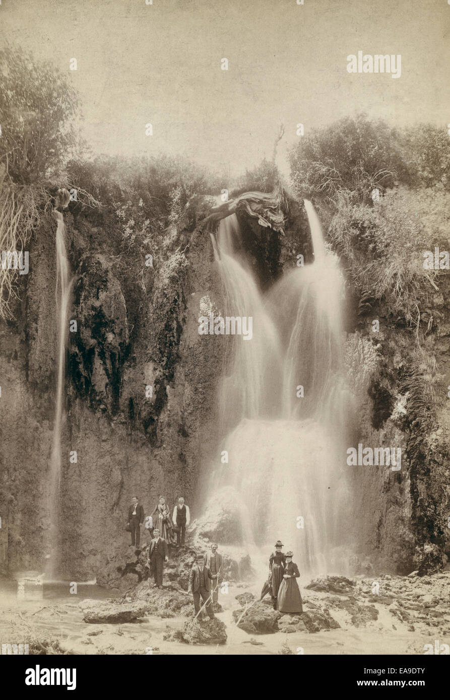 "Spearfish fällt." Unsere Freunde dort, 22. Juni 1890. Fünf Männer und drei Frauen stehen auf Felsen vor Wasserfall. Stockfoto