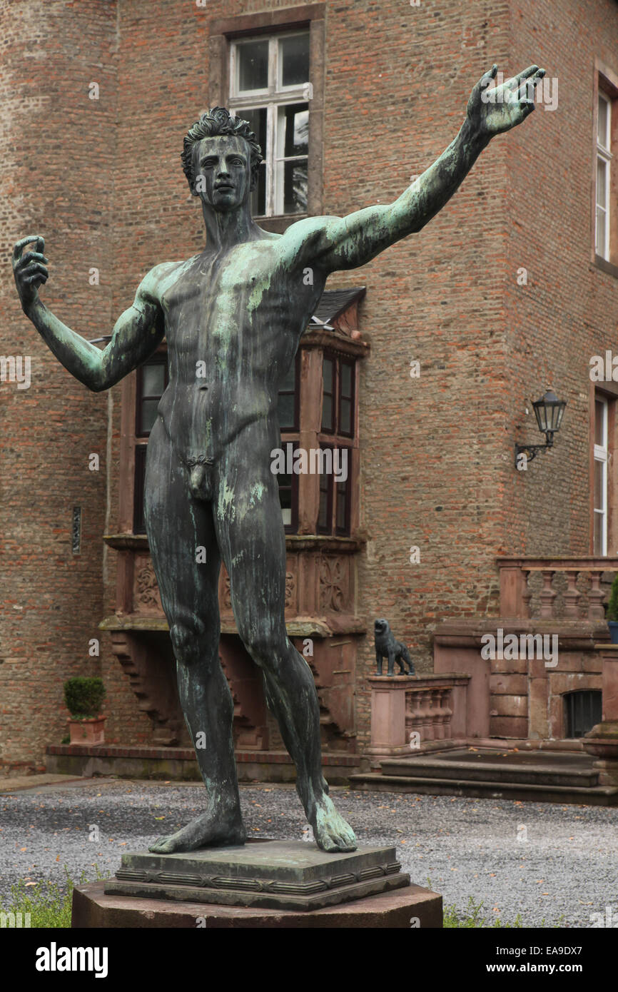 Bronzestatue von deutschen Bildhauer Arno Breker. Museum ...