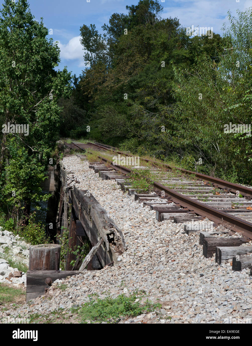 Alte Gleise und Trestle Bridge. Stockfoto