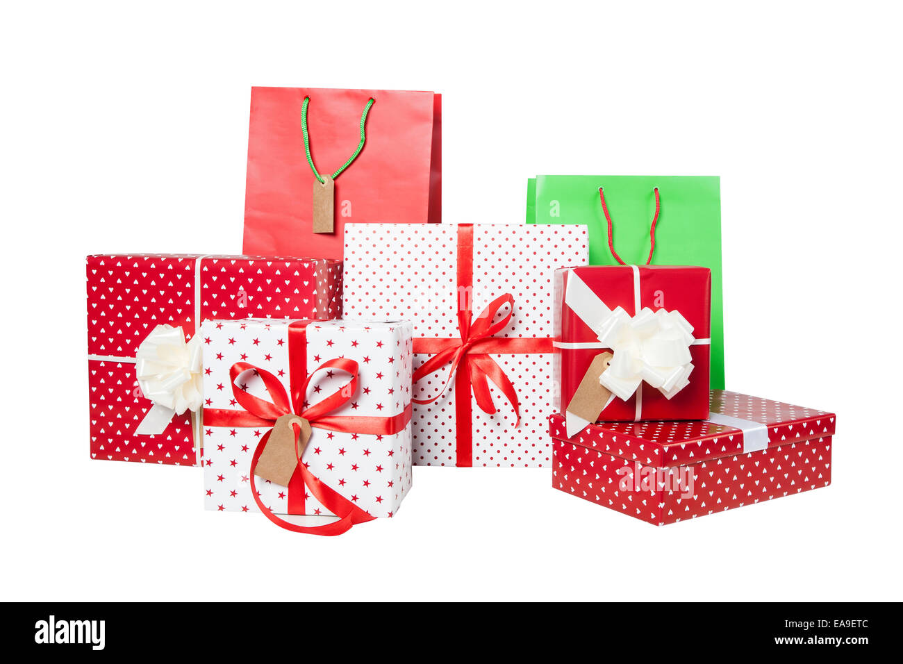 Stapel von Weihnachtsgeschenke und Giftbags isoliert auf weißem Hintergrund Stockfoto