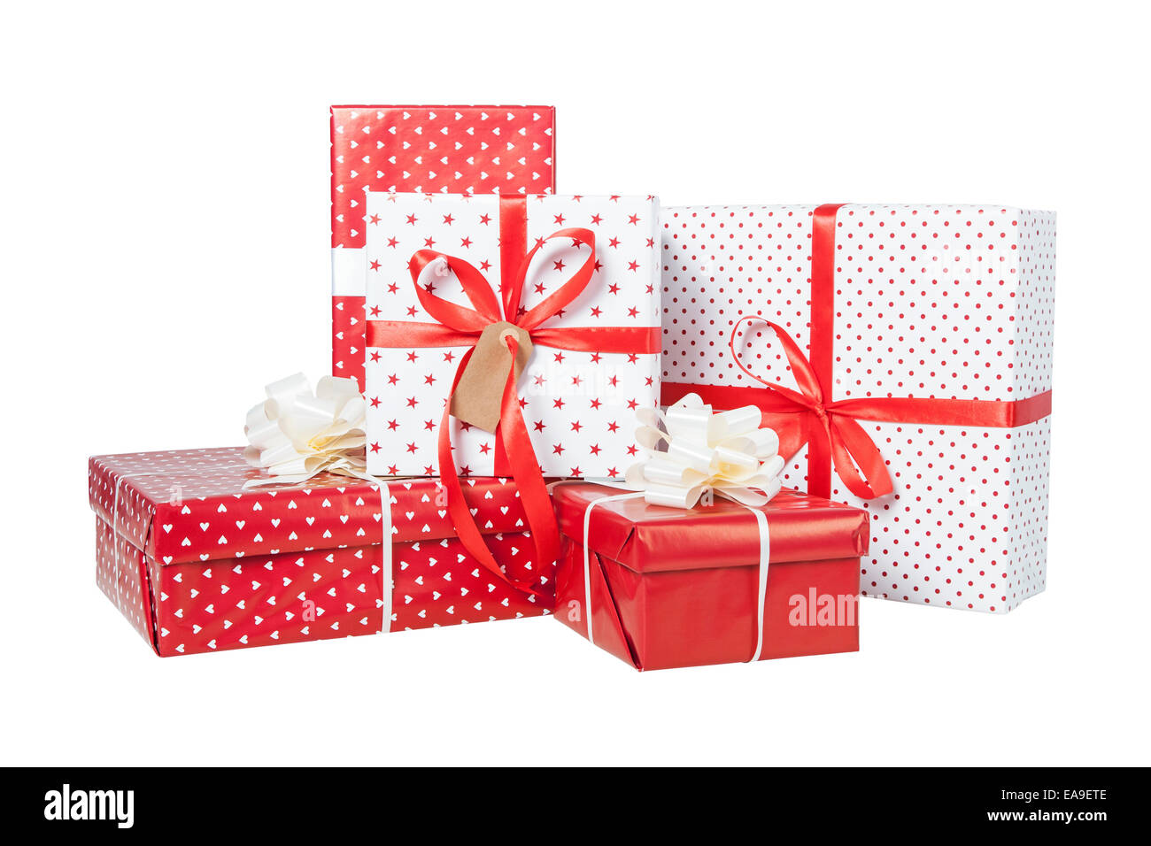 Stapel von Weihnachtsgeschenken isoliert auf weißem Hintergrund Stockfoto
