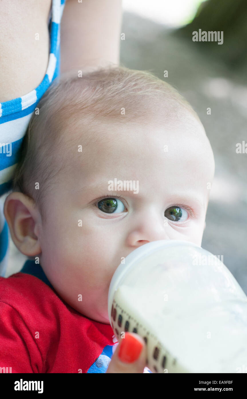 Baby Milch trinken Stockfoto