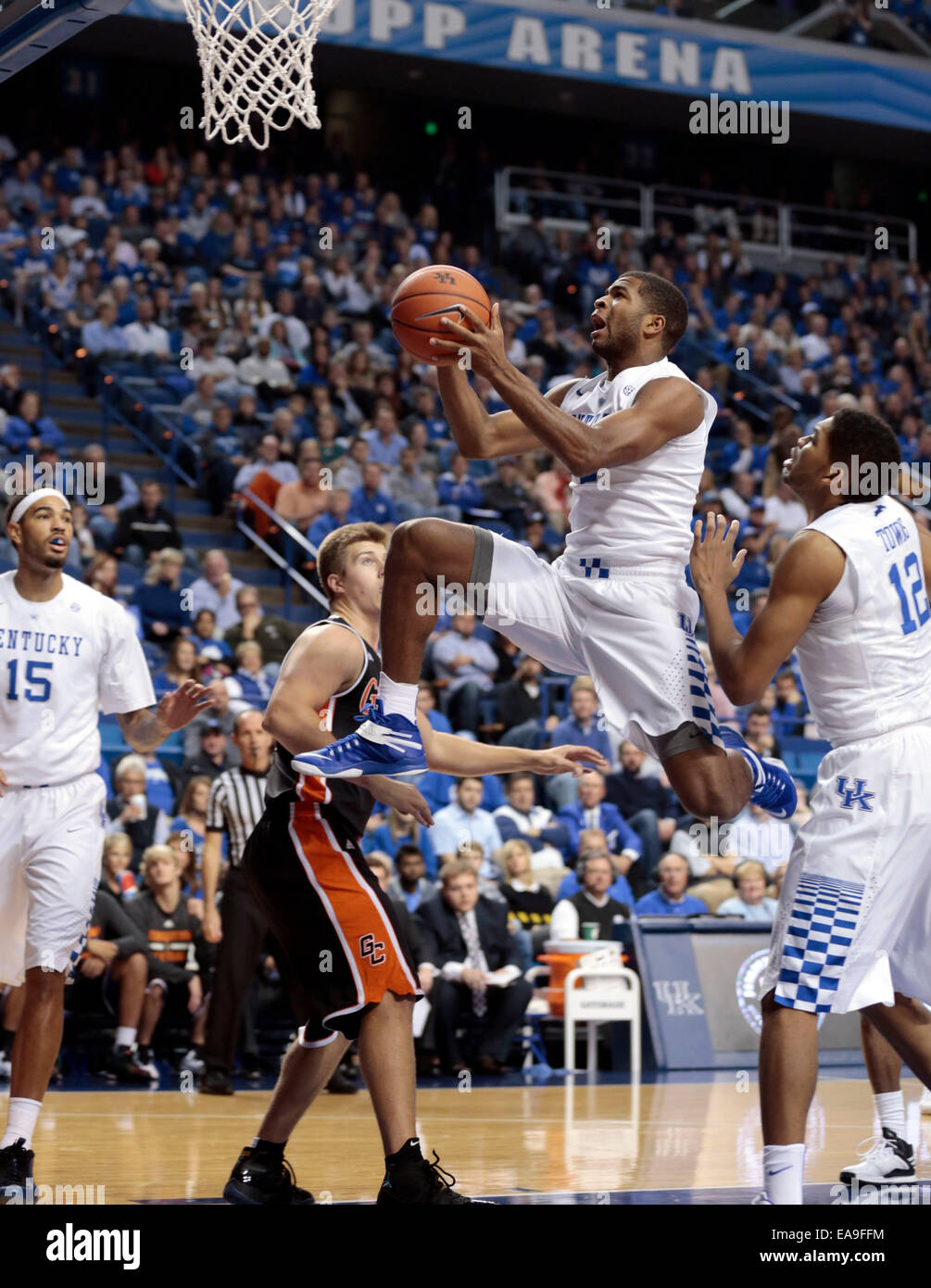 9. November 2014 - Lexington, KY, USA - Kentucky Wildcats Wache Aaron Harrison (2) vor Georgetown Tiger geschnitten Forward/Center Corey Washburn (14) als der University of Kentucky Georgetown College in Rupp Arena in Lexington, Kentucky, Sonntag, 9. November 2014 ausgetragen. Dies ist zunächst eine halbe Aktion. Foto von Charles Bertram | Personal. (Kredit-Bild: © Lexington Herald-Leader/ZUMA Draht) Stockfoto