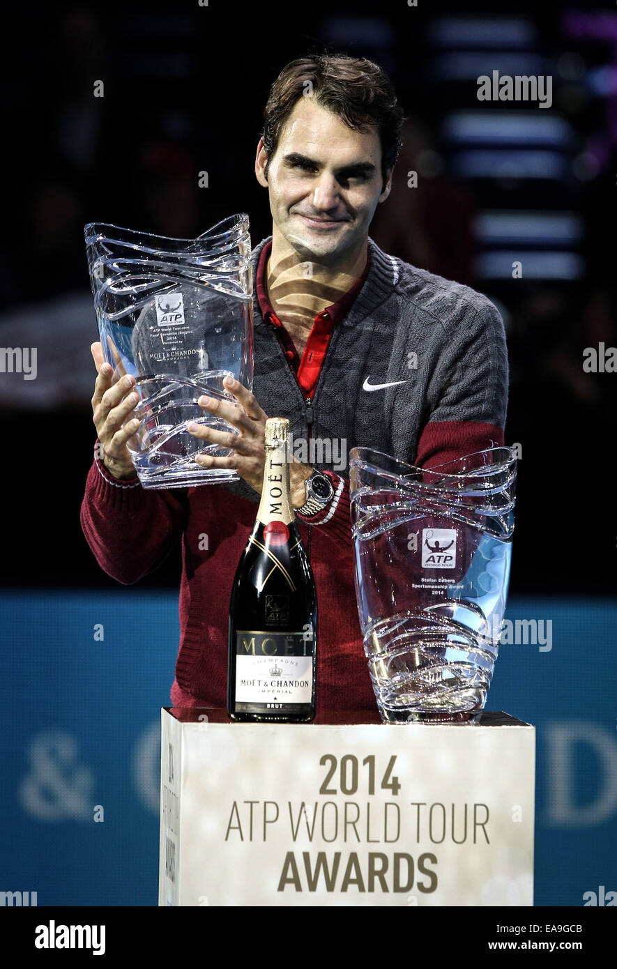 London, Großbritannien. 9. November 2014. Roger Federer der Schweiz erhält die Fans Lieblings Award und dem Stefan Edberg Sportmanship Award am ersten Tag von der ATP World Tour Finals in London, Großbritannien, am 9. November 2014. Bildnachweis: Tang Shi/Xinhua/Alamy Live-Nachrichten Stockfoto