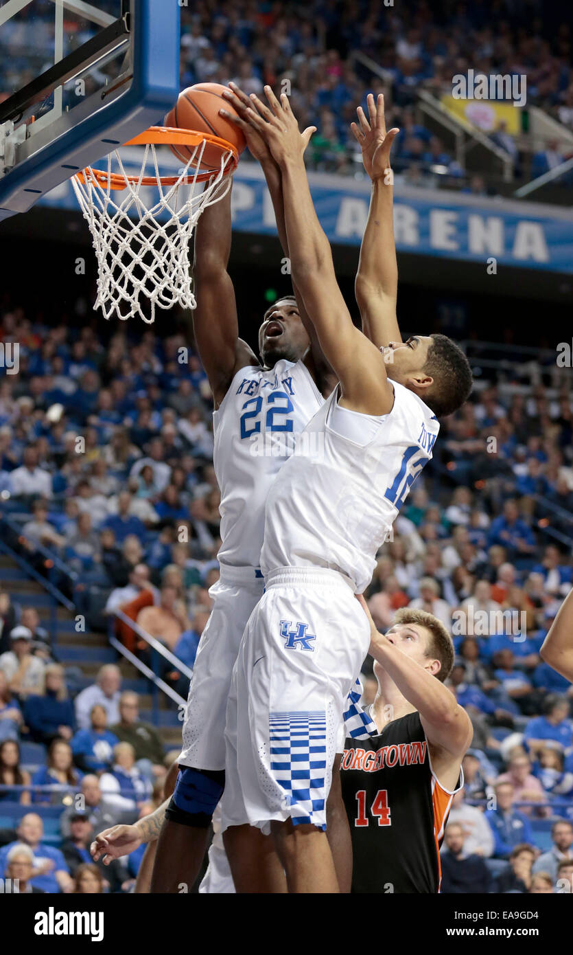 9. November 2014 - Lexington, KY, USA - Kentucky Wildcats weiterleiten Alex Poythress (22) getaucht, da packte er einen Rebound vor Teamkollege Kentucky Wildcats Karl-Anthony Towns (12) nach vorn und Georgetown Tiger Forward/Center Corey Washburn (14) als der University of Kentucky Georgetown College in Rupp Arena in Lexington, Kentucky, Sonntag, 9. November 2014 ausgetragen. Dies ist zunächst eine halbe Aktion. Foto von Charles Bertram | Personal. (Kredit-Bild: © Lexington Herald-Leader/ZUMA Draht) Stockfoto