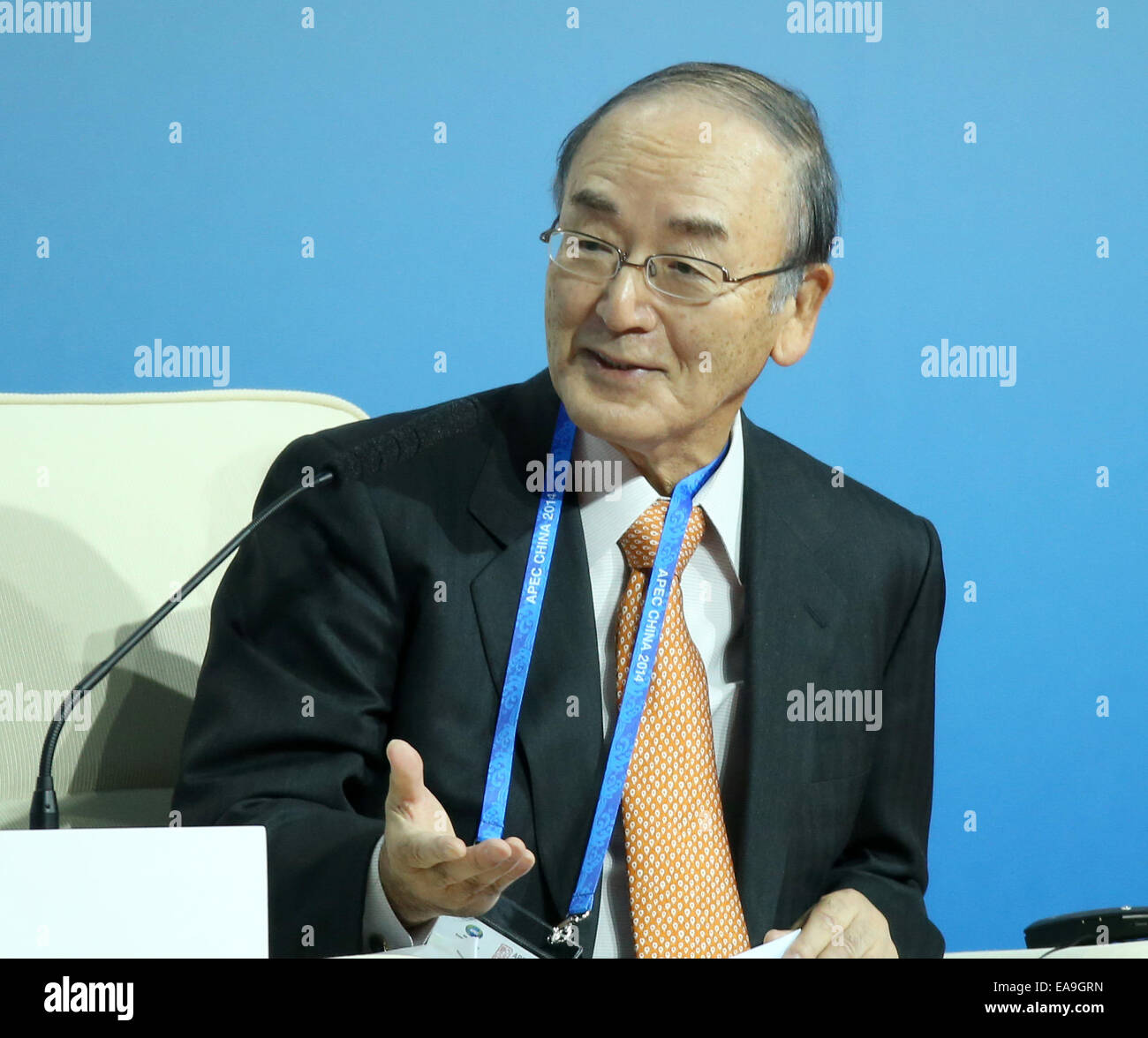 Peking, China. 10. November 2014. Honorary Chairman von Nippon Steel & Sumitomo Metal Corporation Akio Mimura spricht einen Gipfel-Dialog auf globale Ungleichheit im asiatisch-pazifischen wirtschaftlichen Zusammenarbeit (APEC) CEO Summit 2014 in Peking, Hauptstadt von China, 10. November 2014. Bildnachweis: Chen Jianli/Xinhua/Alamy Live-Nachrichten Stockfoto