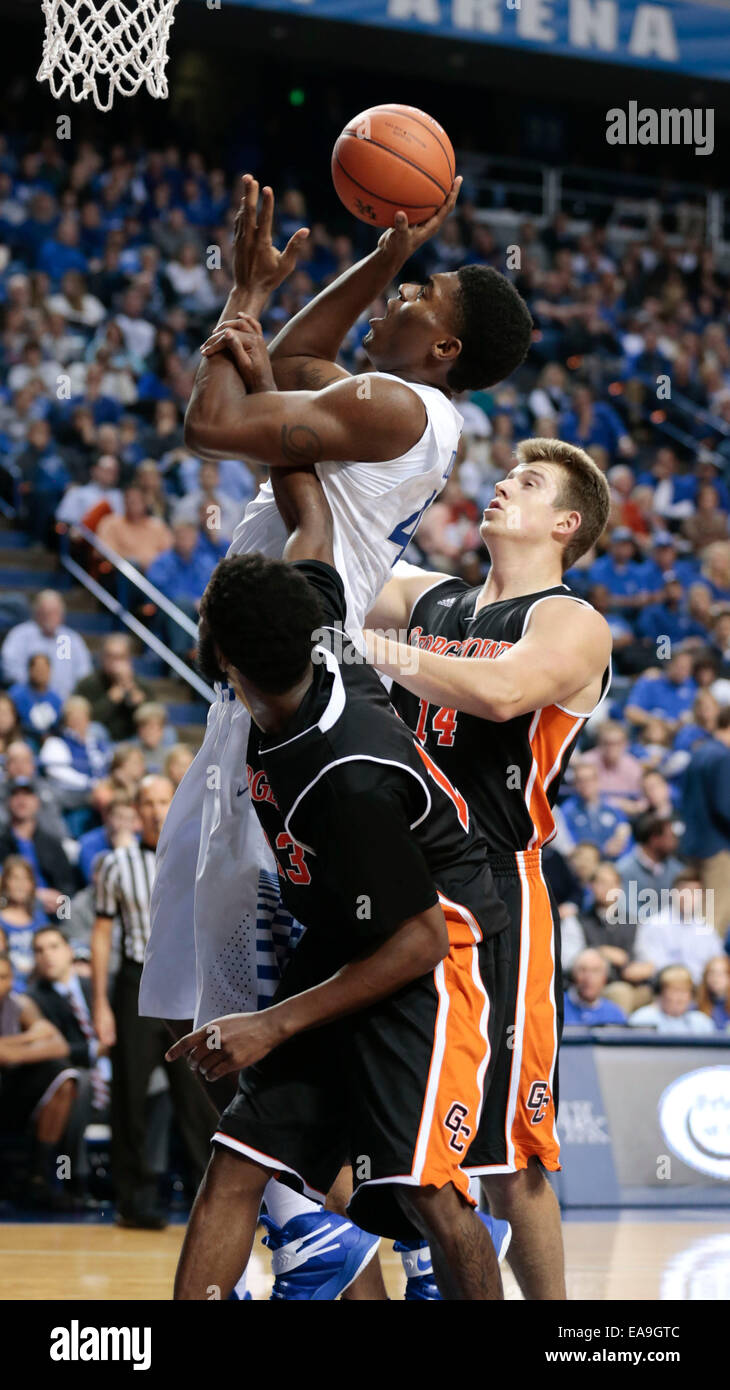 Lexington, KY, USA. 9. November 2014. Kentucky Wildcats, die Dakari Johnson (44) auf seinem heißen zwischen Georgetown Tiger gefoult wurde Wache/Mittelstürmer Tony Kimbro (13), und Georgetown Tiger Forward/Center Corey Washburn (14) als der University of Kentucky Georgetown College in Rupp Arena in Lexington, Kentucky, Sonntag, 9. November 2014 ausgetragen. Dies ist zunächst eine halbe Aktion. Foto von Charles Bertram | Personal. © Lexington Herald-Leader/ZUMA Draht/Alamy Live-Nachrichten Stockfoto