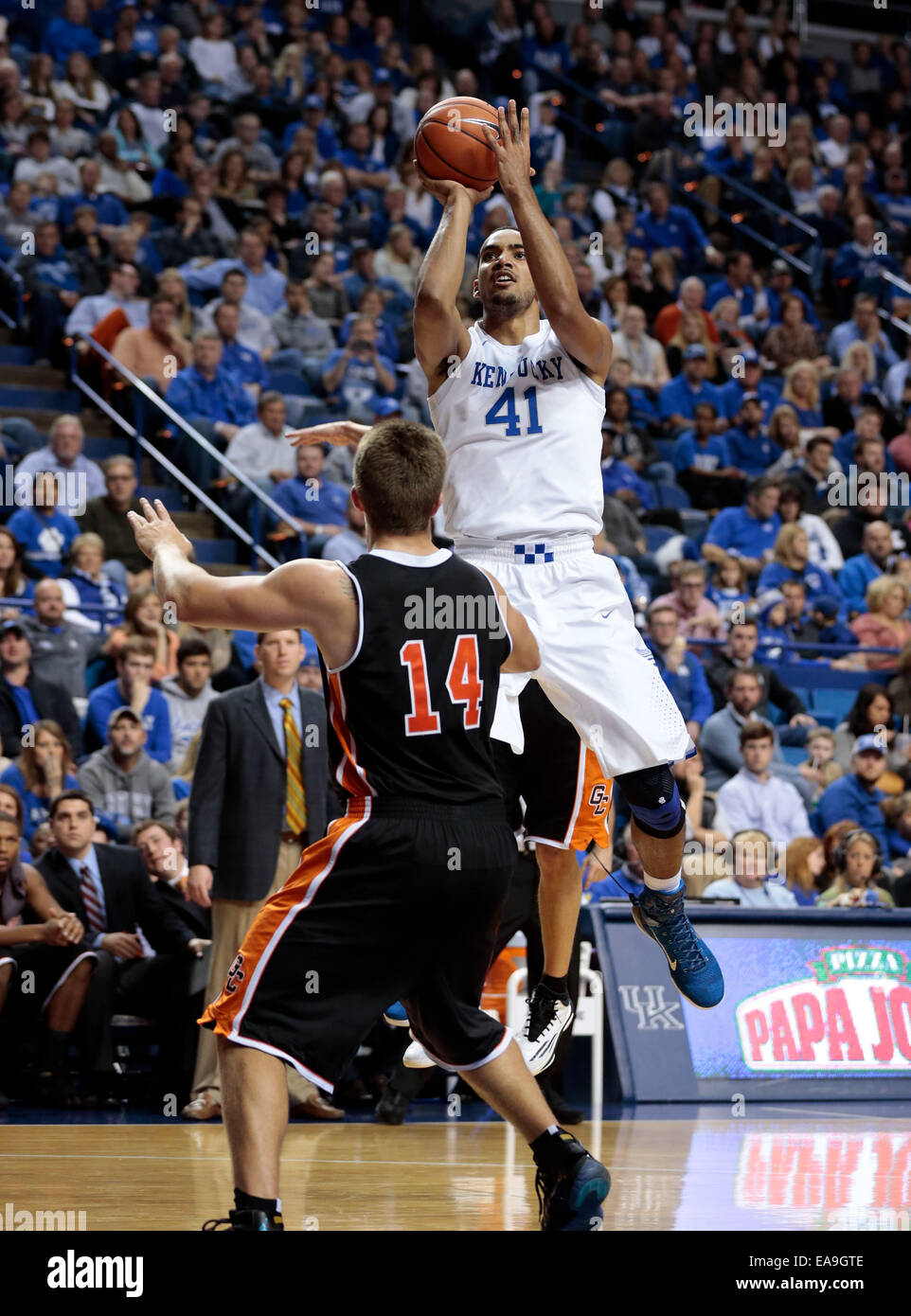 Lexington, KY, USA. 9. November 2014. Kentucky Wildcats vorwärts Trey Lyles (41) vor Georgetown Tiger geschossen vorwärts/Zentrum Corey Washburn (14) als der University of Kentucky Georgetown College in Rupp Arena in Lexington, Kentucky, Sonntag, 9. November 2014 ausgetragen. Dies ist zunächst eine halbe Aktion. Foto von Charles Bertram | Personal. © Lexington Herald-Leader/ZUMA Draht/Alamy Live-Nachrichten Stockfoto