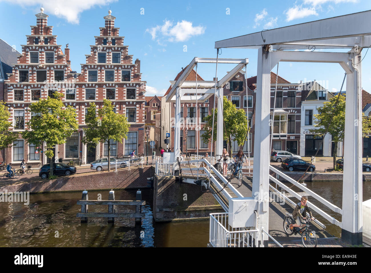 Haarlem hölzerne Zugbrücke für Fahrräder Fahrräder Zyklen. Gravestenen Brücke mit ehemaligen Brauerei die Olyphant (1606). Fluss Spaarne Kanal. Stockfoto