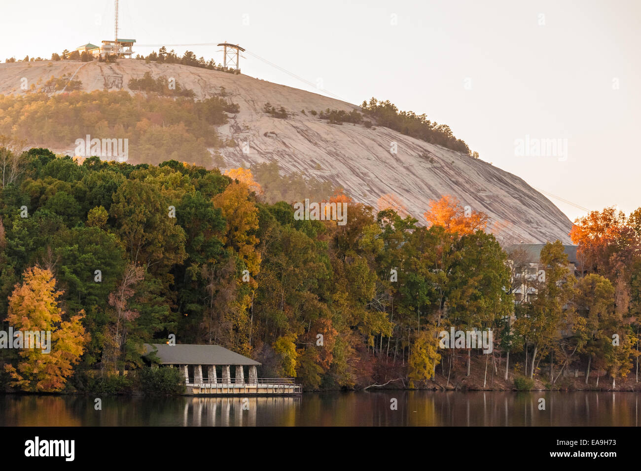 Die untergehende Sonne streicht die Baumgrenze im Atlanta Evergreen Lakeside Resort im Stone Mountain Park, etwas außerhalb von Atlanta, Georgia. (USA) Stockfoto