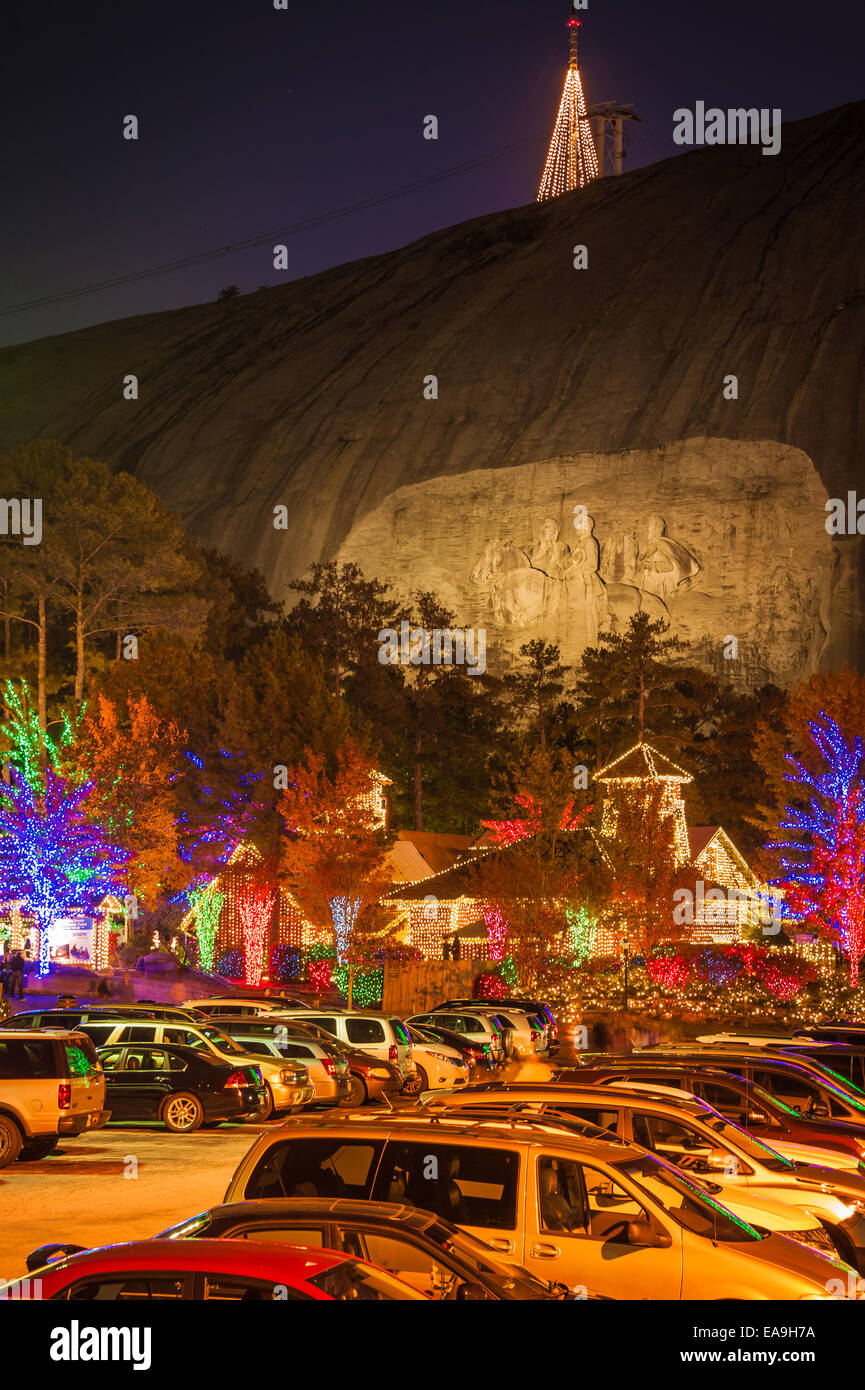 Stone Mountain Park Weihnachtszeit Feier zieht Familien aus nah und fern für schillernde Lichter und Spaß Aktivitäten mit der Familie. Stockfoto