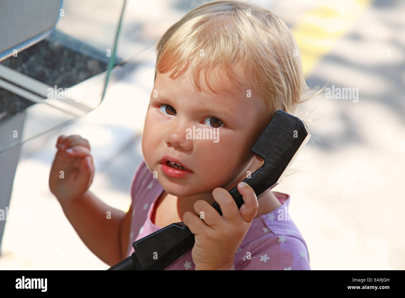 Outdoor-Porträt von kleinen blonden Mädchen Straße telefonieren Stockfoto