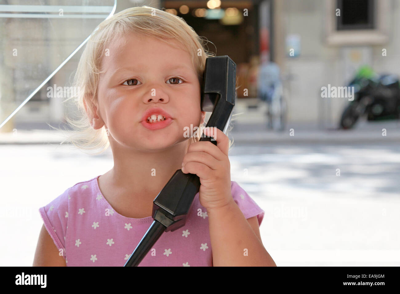 Outdoor Portrait des Kaukasischen Mädchen Straße telefonieren Stockfoto