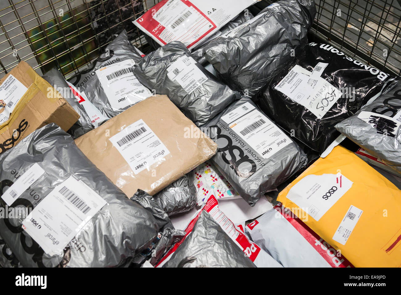 Sydney, Australien - 10. November 2014: Pakete erwarten Sortierung in Australien  nach Sydney Paket Neubau in Sydney. Bildnachweis: MediaServicesAP/Alamy  Live-Nachrichten Stockfotografie - Alamy