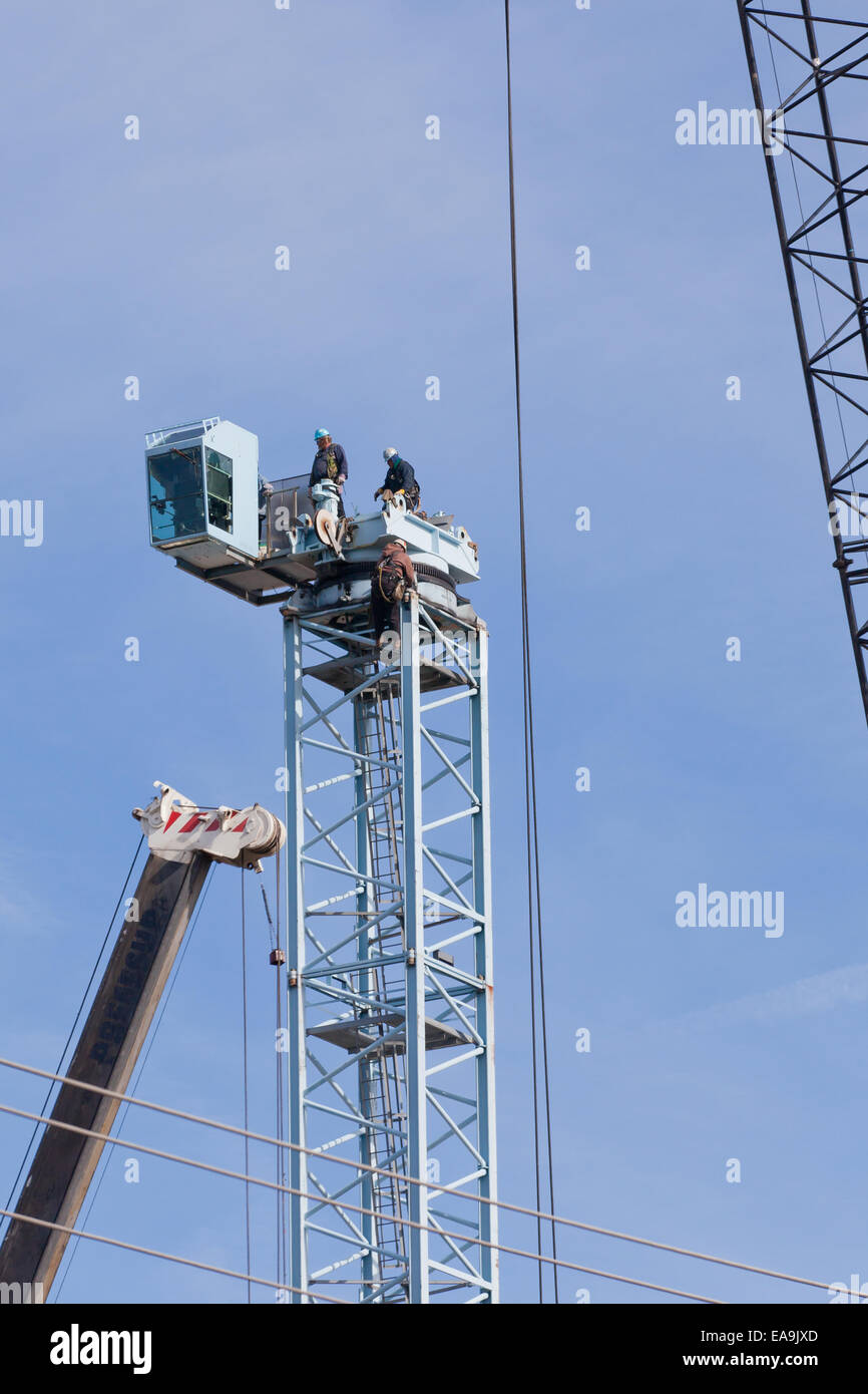 Arbeitnehmer, die Installation von Mast für ein Turmdrehkran auf Baustelle - USA Stockfoto