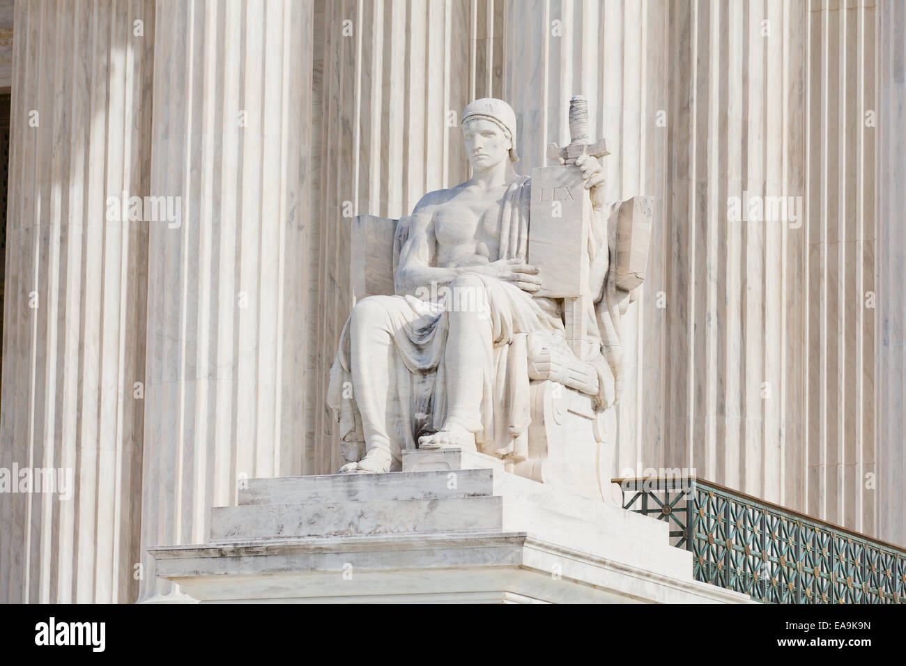 Die Autorität des Gesetzes-Statue vor dem US Supreme Court Gebäude - Washington, DC USA Stockfoto