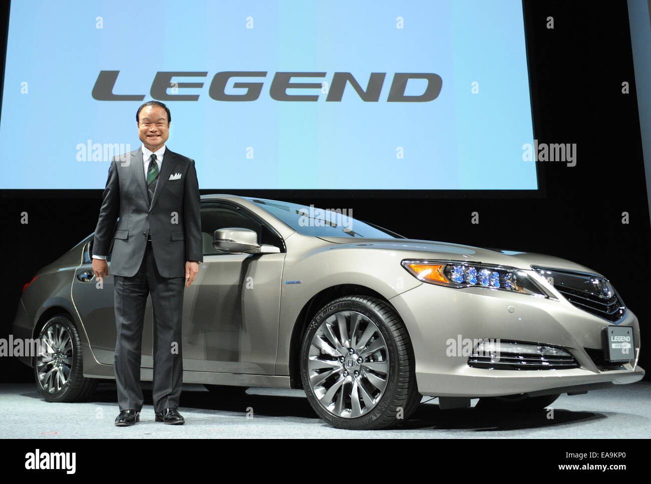 Tokio, Japan. 10. November 2014. Takanobu Ito, Präsident und CEO von Japans Auato Hersteller Honda Motor posiert für Foto während einer Pressekonferenz zu seiner erneute Modell "LEGEND" in Tokio, Japan, 10. November 2014 enthüllen. 5. erneute Modell ist mit einem drei-Motor Hybridsystem ausgestattet und werden zum Preis von 6.800.000 Yen ab 22. Januar 2015 auf den Markt. Bildnachweis: Stringer/Xinhua/Alamy Live-Nachrichten Stockfoto