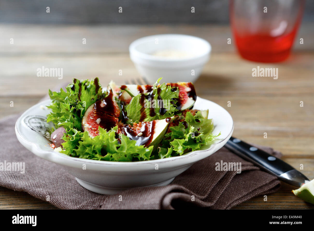 Leichten Salat mit Feigen und Salat, leckeres Essen Stockfoto